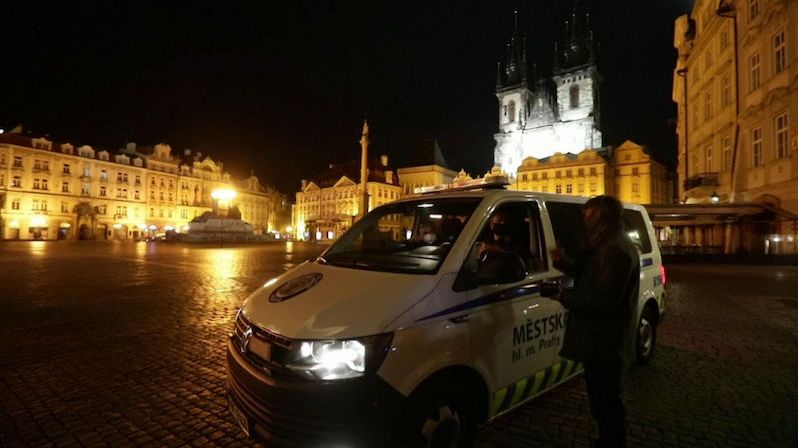 Česko prožilo první noc zákazu vycházení, potvrzení z práce policie nežádá